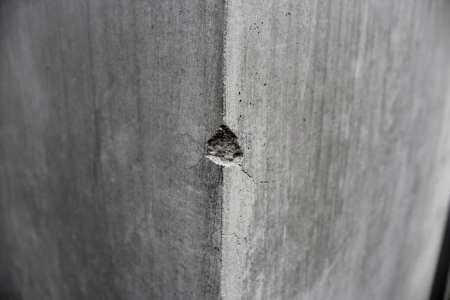 sebastian-lengauer-65GfoAIdDlI-unsplash Concrete column with a fissure in the edge