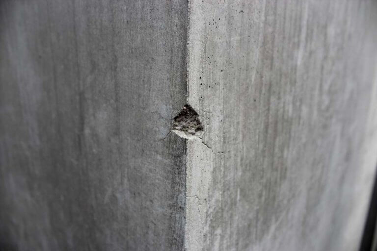 sebastian-lengauer-65GfoAIdDlI-unsplash Concrete column with a fissure in the edge