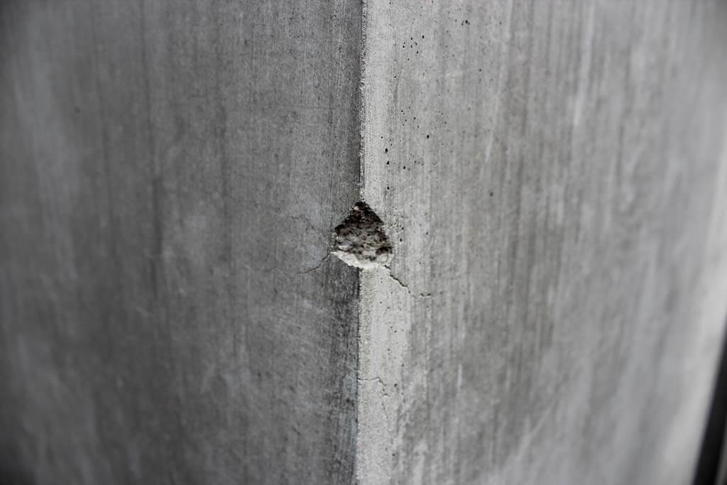 sebastian-lengauer-65GfoAIdDlI-unsplash Concrete column with a fissure in the edge
