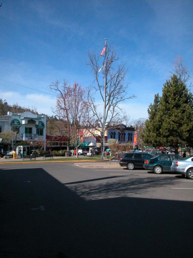 Demi-Ashland,OR-Plaza-EW-20050305-port Demi-Ashland,OR-Plaza-EW-20050305-port