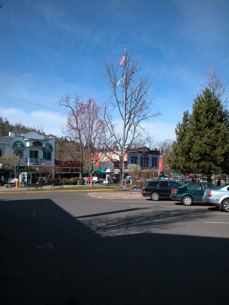 Demi-Ashland,OR-Plaza-EW-20050305-port Demi-Ashland,OR-Plaza-EW-20050305-port